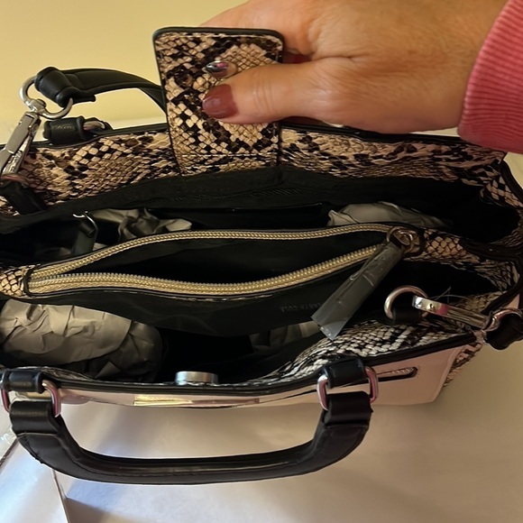 Kenneth Cole reaction snakeskin trimmed Crossbody bag, removable strap, handles - Picture 3 of 12